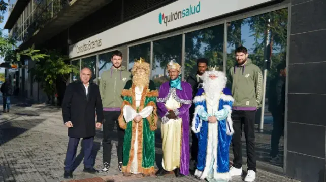 El Unicaja lleva la magia de los Reyes Magos al Hospital Quirónsalud Málaga