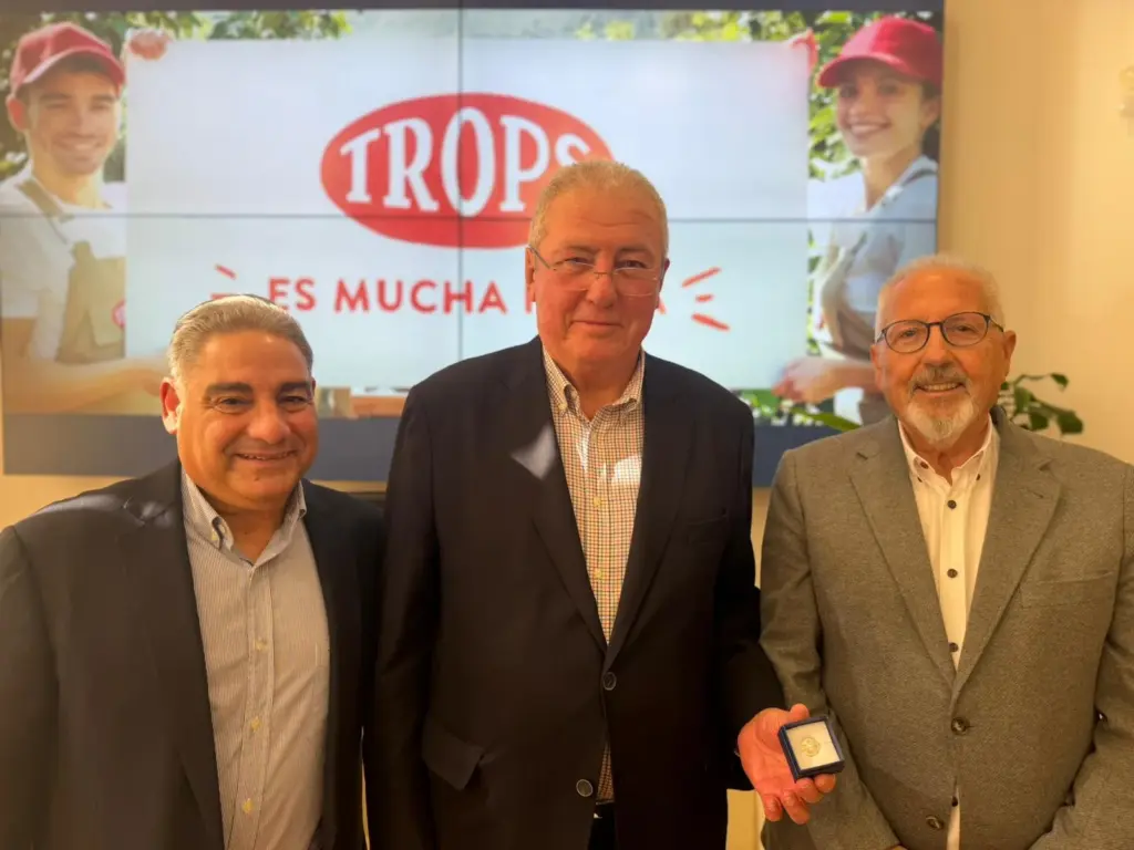 La Junta Rectora de TROPS, reconocida con el escudo de plata de Radio MARCA Málaga 4 6 JUNTA RECTORA DE TROPS ESCUDO DE PLATA DE RADIO MARCA MALAGA