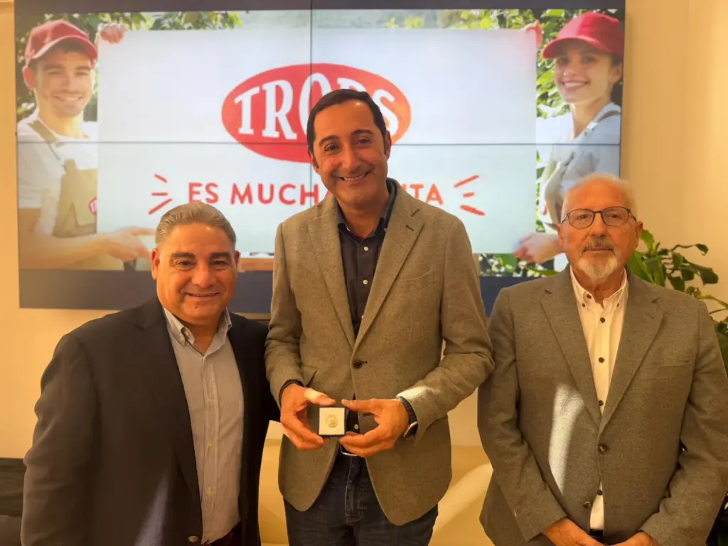 La Junta Rectora de TROPS, reconocida con el escudo de plata de Radio MARCA Málaga 3 7 JUNTA RECTORA DE TROPS ESCUDO DE PLATA DE RADIO MARCA MALAGA