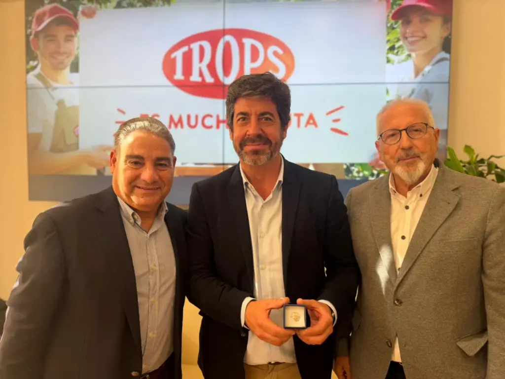 La Junta Rectora de TROPS, reconocida con el escudo de plata de Radio MARCA Málaga 5 8 JUNTA RECTORA DE TROPS ESCUDO DE PLATA DE RADIO MARCA MALAGA