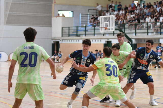 AGUDO CON EL BALON ANTE EL BARCA FOTO EMILIO DUARTE
