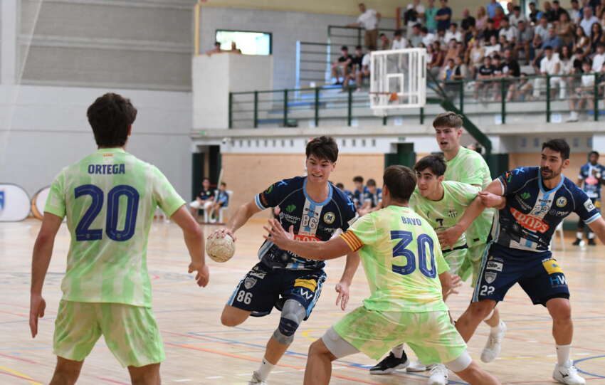 AGUDO CON EL BALON ANTE EL BARCA FOTO EMILIO DUARTE