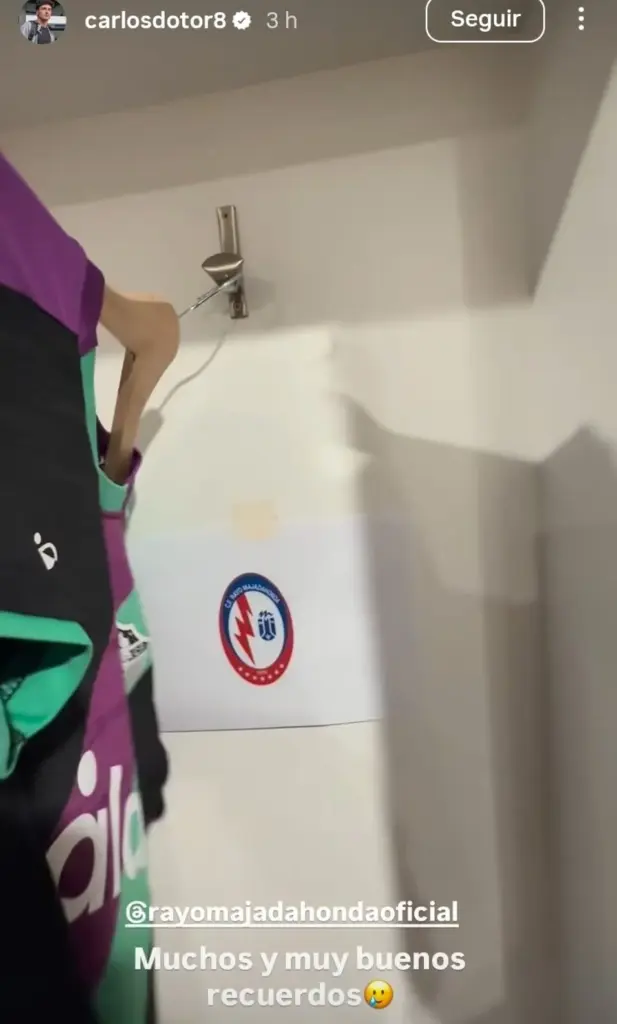 CARLOS DOTOR ESCUDO DE FORMACION EN EL VESTUARIO