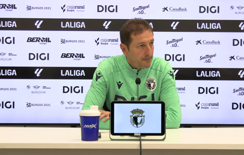 Luis Miguel Ramis comparece en rueda de prensa antes de visitar La Rosaleda | Foto: Burgos CF