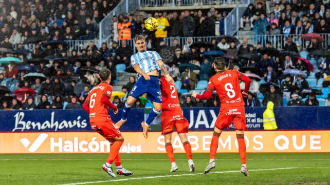 CRÓNICA | Chaparrón de fútbol del Málaga CF para acechar al ascenso directo