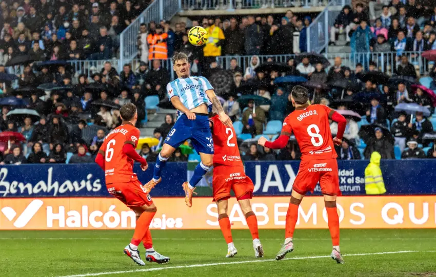 CRÓNICA | Chaparrón de fútbol del Málaga CF para acechar al ascenso directo