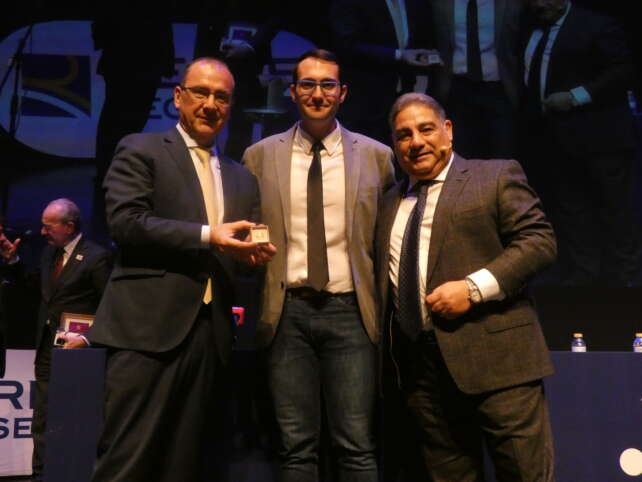 Juanje Fernández recibe el escudo de oro de Radio MARCA Málaga de la mano de Antonio J. Merchán y el director de MARCA Juan Ignacio Gallardo
