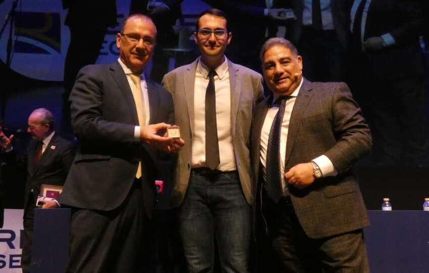 Juanje Fernández recibe el escudo de oro de Radio MARCA Málaga de la mano de Antonio J. Merchán y el director de MARCA Juan Ignacio Gallardo