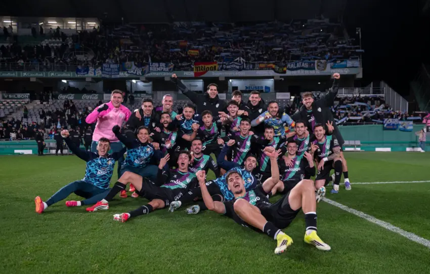 Los pinchazos de varios rivales directos permiten al Málaga CF subir la tercera plaza y mantener el sueño por el ascenso directo.