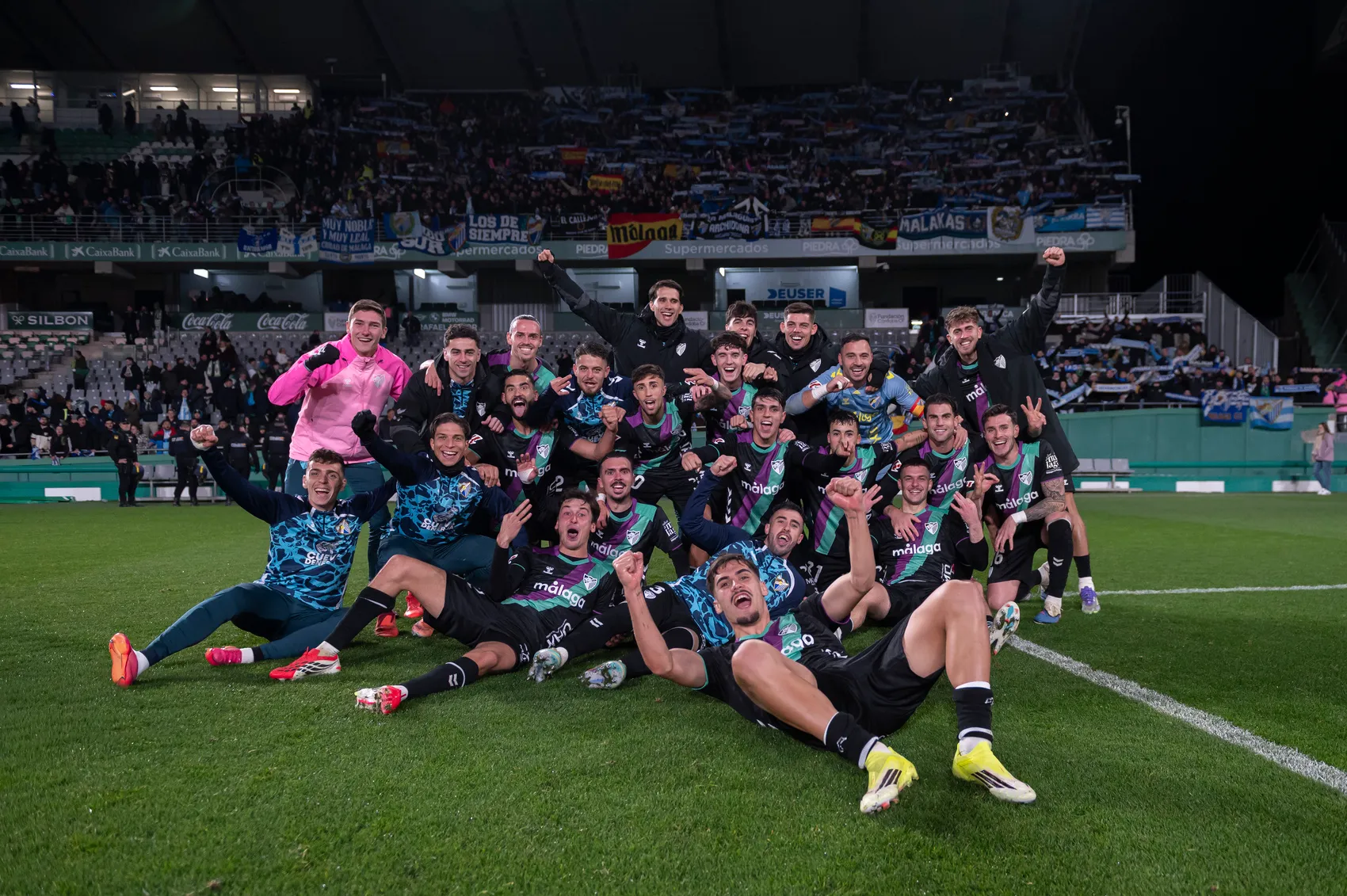 Los pinchazos de varios rivales directos permiten al Málaga CF subir la tercera plaza y mantener el sueño por el ascenso directo.