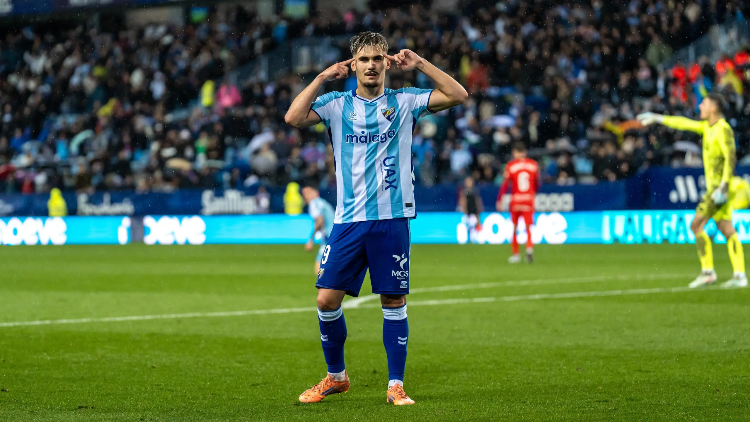 El resumen del Málaga CF -Burgos CF: Revive las dos obras de arte de Larrubia y Chupete