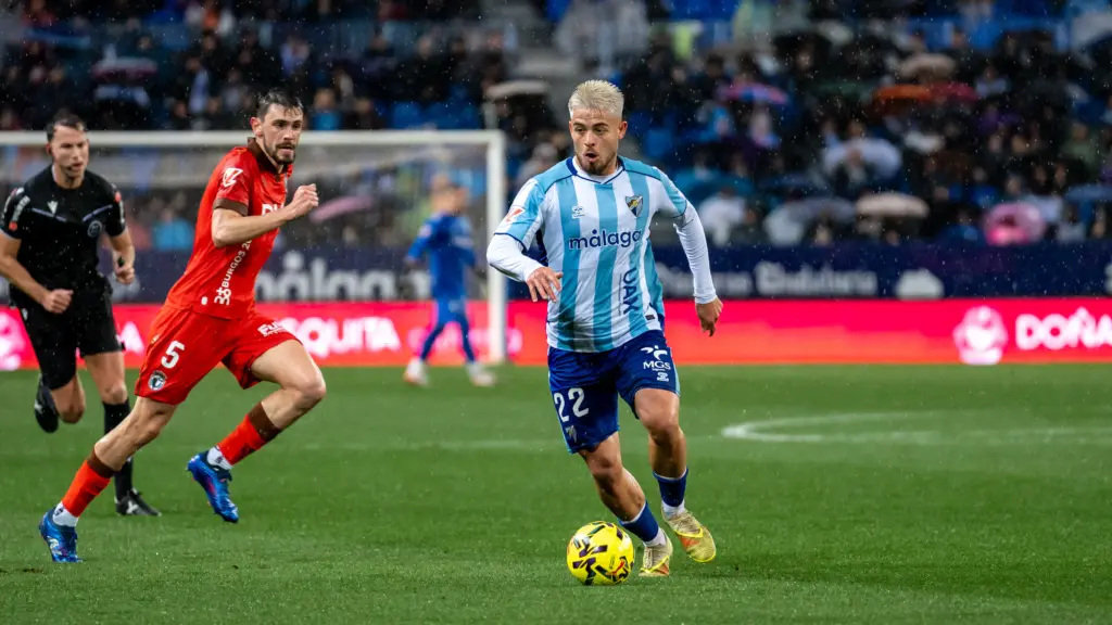 Dani Lorenzo encarando a un rival del Burgos
