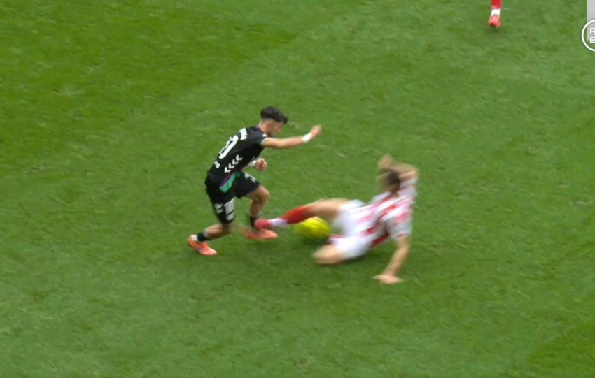 El audio VAR en la revisión de la roja a Oliván por el patadón sobre Larrubia