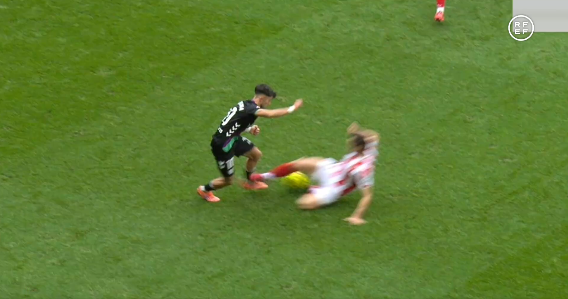 El audio VAR en la revisión de la roja a Oliván por el patadón sobre Larrubia