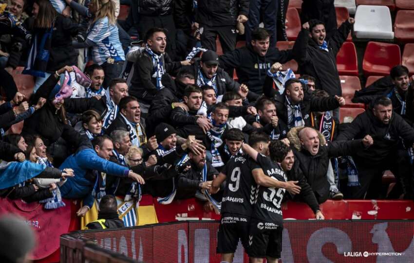 CRÓNICA | Exhibición de un Málaga CF sin complejos en El Molinón para rozar los playoffs