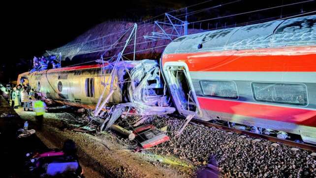 Al menos cinco muertos y varios heridos por el descarrilamiento de dos trenes de alta velocidad en Adamuz (Córdoba)