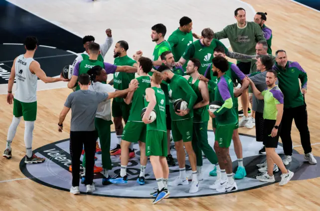 1 - UNICAJA TOMA CONTACTO DEL ROIG ARENA