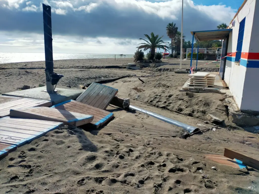 Del Cid cifra en casi 700.000 euros los daños provocados por los temporales en las playas de Torremolinos 3 10 - DESPERFECTOS LLUVIAS EN TORREMOLINOS