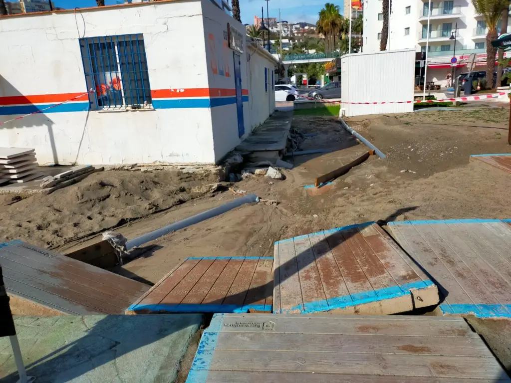 Del Cid cifra en casi 700.000 euros los daños provocados por los temporales en las playas de Torremolinos 2 9 - DESPERFECTOS LLUVIAS EN TORREMOLINOS
