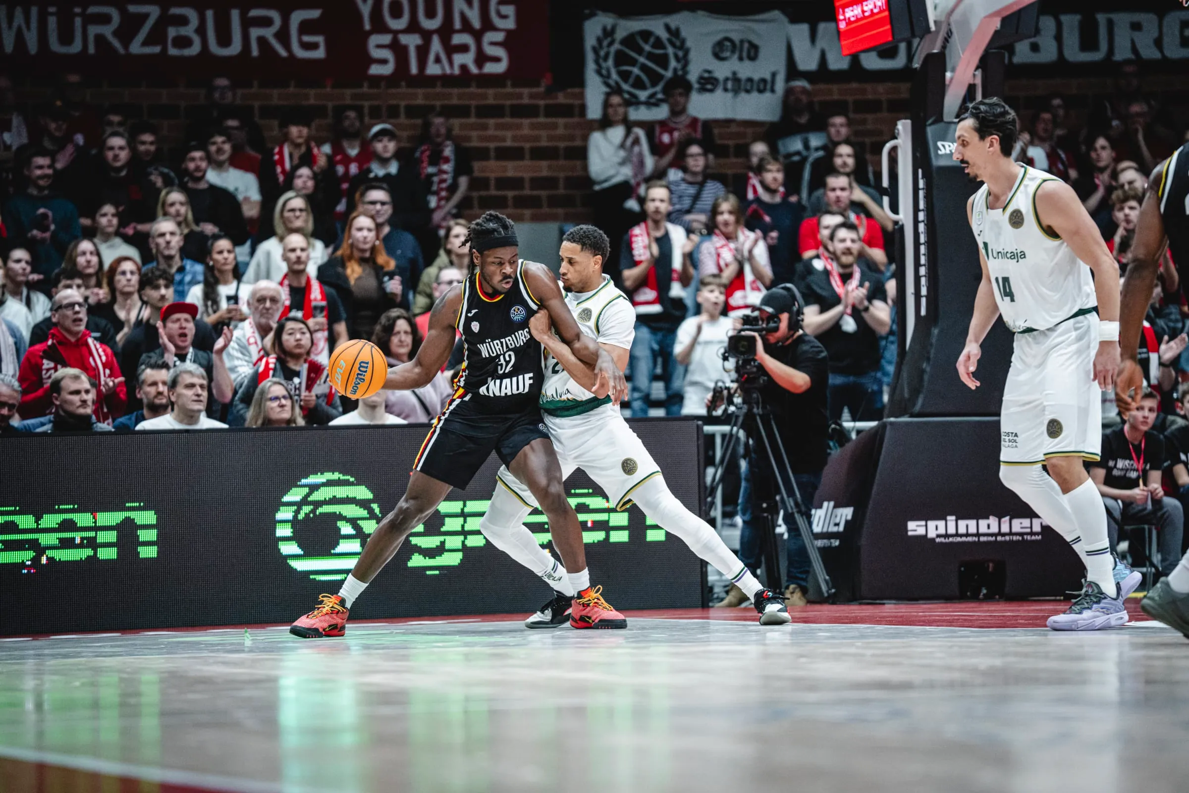 EL GRUPO SE APRIETA Y EL UNICAJA ATISBA FINAL EN FRANCIA