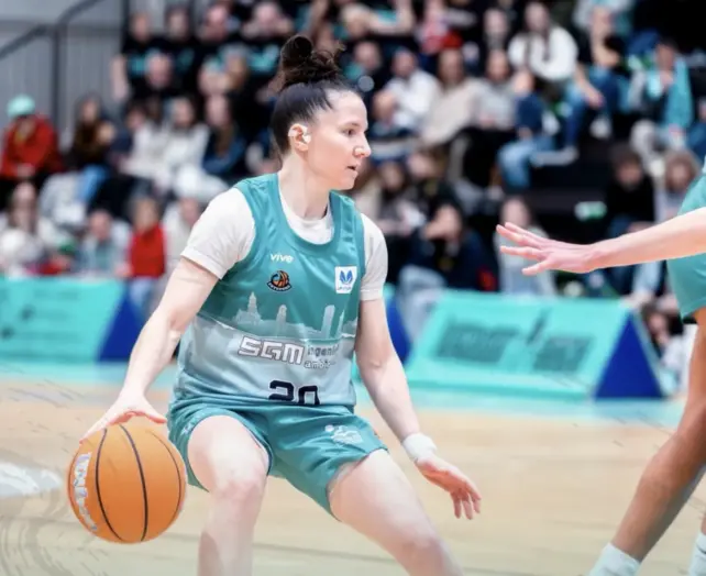 El CAB Estepona tira de carácter y acierto para sumar triunfo