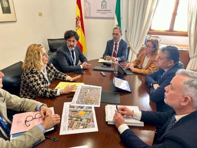 La alcaldesa con el consejero de Sanidad en el Parlamento de Andalucia