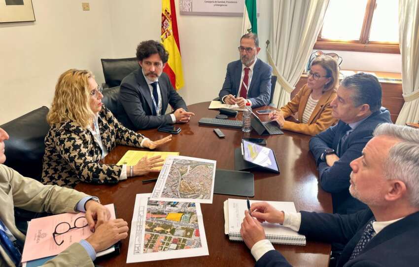 La alcaldesa con el consejero de Sanidad en el Parlamento de Andalucia