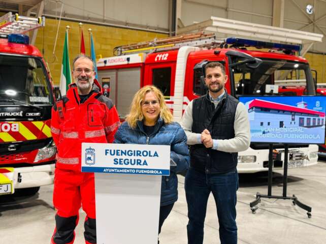 Mula informa sobre la reforma del Parque de Bomberos en presencia del Jefe de Bomberos y del Concejal de Seguridad Ciudadana