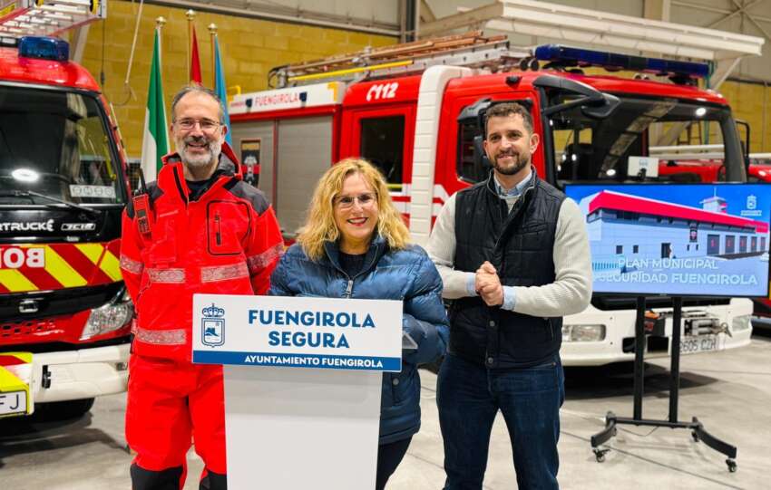 Mula informa sobre la reforma del Parque de Bomberos en presencia del Jefe de Bomberos y del Concejal de Seguridad Ciudadana