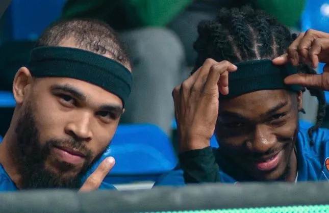 PERRY DA LA BIENVENIDA A COBBS