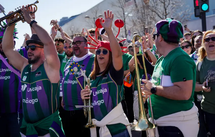 La afición del Unicaja se hace notar en Valencia tras la eliminación