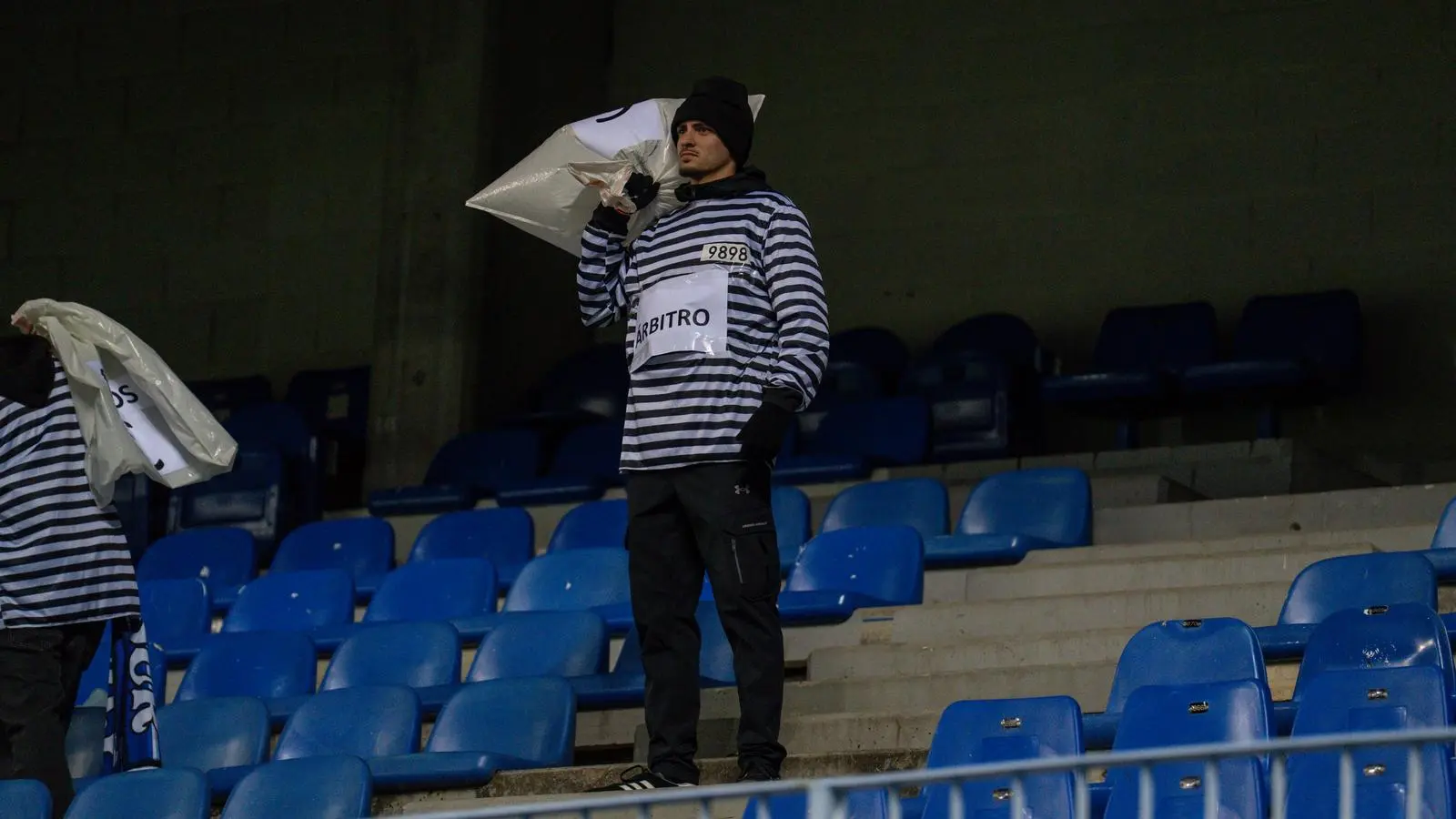 Así fueron las protestas del Fondo Sur en el Málaga - Albacete