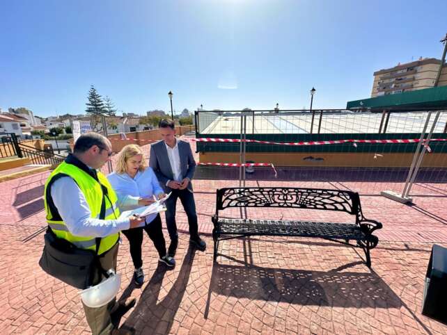 Un tecnico realiza indicaciones sobre plano a Mula y Rodriguez durante su visita a las obras del Elola