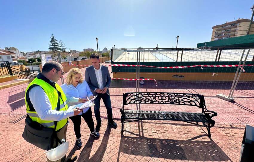 Un tecnico realiza indicaciones sobre plano a Mula y Rodriguez durante su visita a las obras del Elola