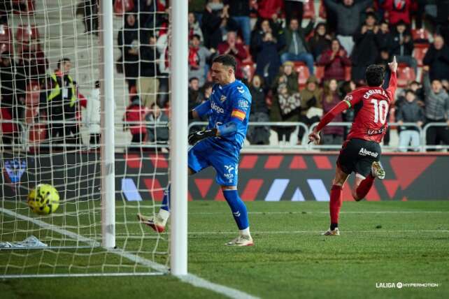 El Málaga CF consumó su primera derrota liguera con Funes tras un penalti muy polémico.