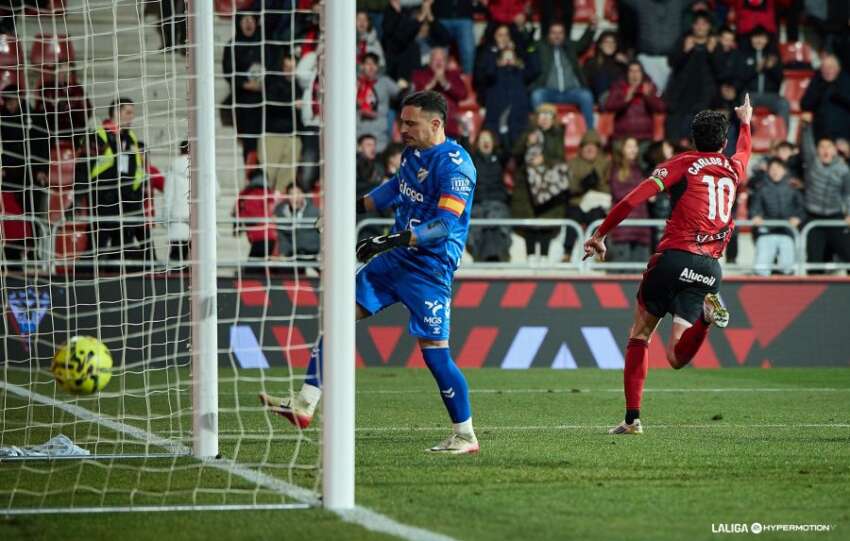 El Málaga CF consumó su primera derrota liguera con Funes tras un penalti muy polémico.