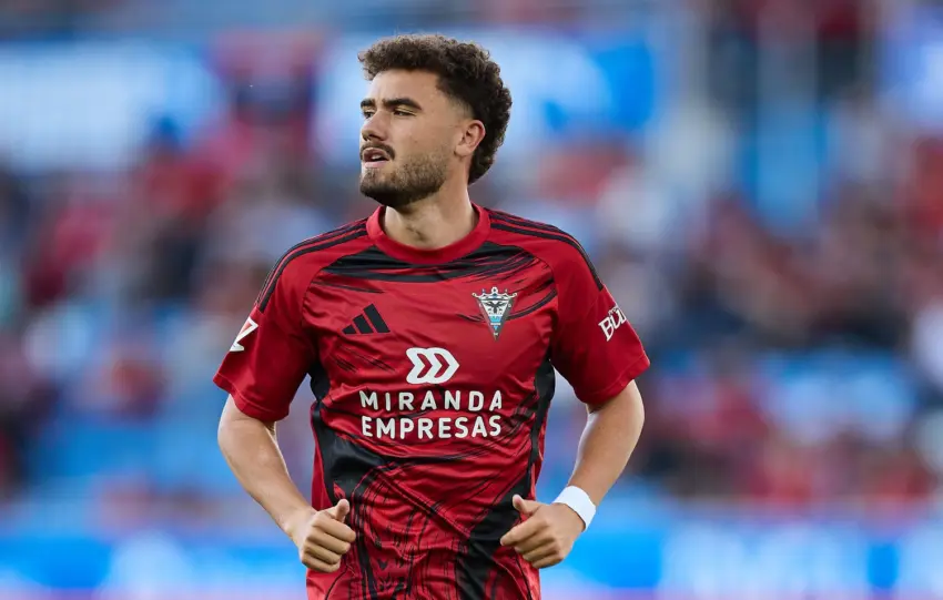 El Oviedo repesca a Álex Cardero, quien estaba a préstamo en el CD Mirandés, para cederlo a la liga de Chipre.