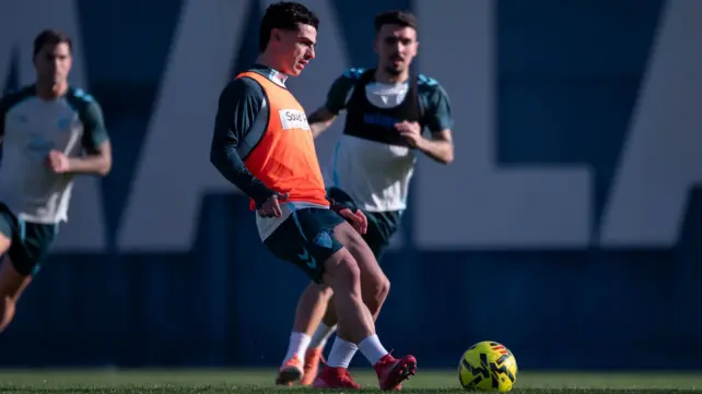 El Málaga arropa a Dorrio en su regreso al grupo