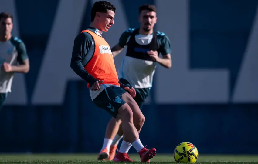 El Málaga arropa a Dorrio en su regreso al grupo