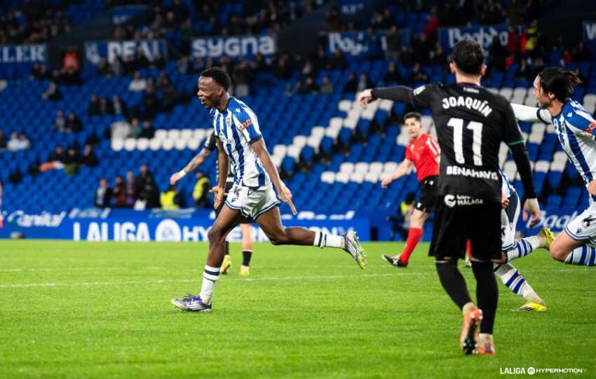 CRÓNICA | Poco fútbol y peor arbitraje, una vez más: El Málaga CF tropieza en Anoeta