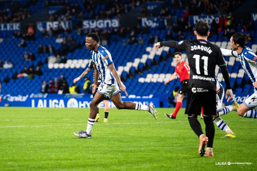 CRÓNICA | Poco fútbol y peor arbitraje, una vez más: El Málaga CF tropieza en Anoeta