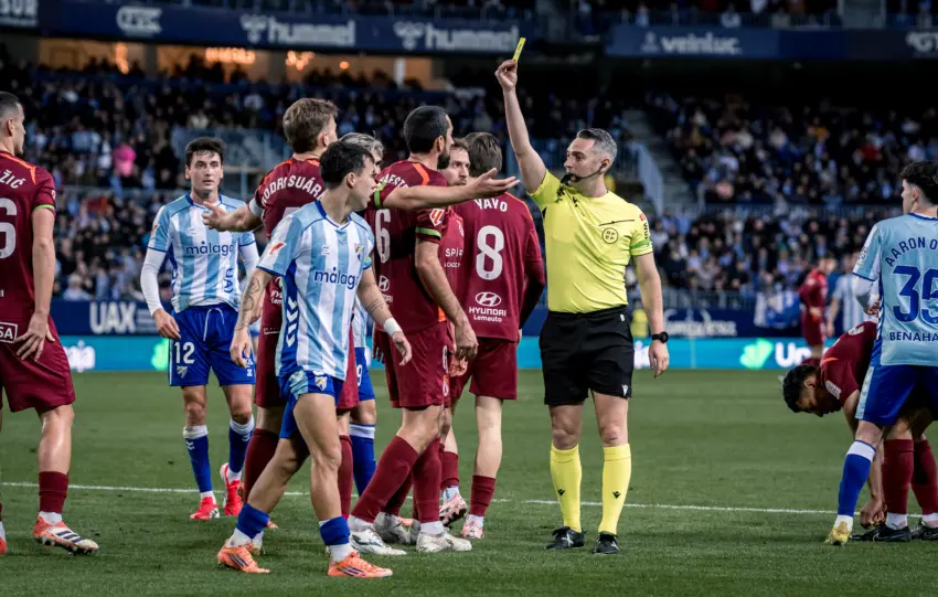 malaga-cf-cultural-leonesa-rosaleda-arbitro-amarilla-de-ena-wolf