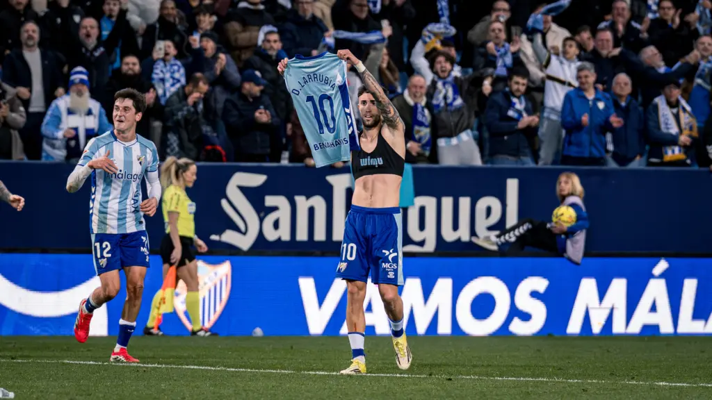 malaga cf cultural leonesa rosaleda larrubia camiseta gol celebracion