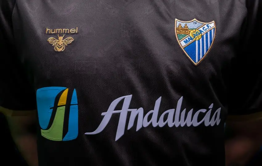 ASÍ ES LA NUEVA CAMISETA RETRO DEL MÁLAGA CF