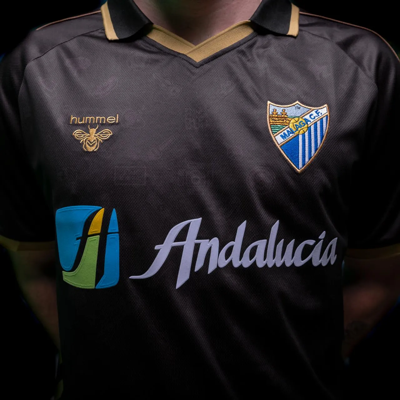 ASÍ ES LA NUEVA CAMISETA RETRO DEL MÁLAGA CF