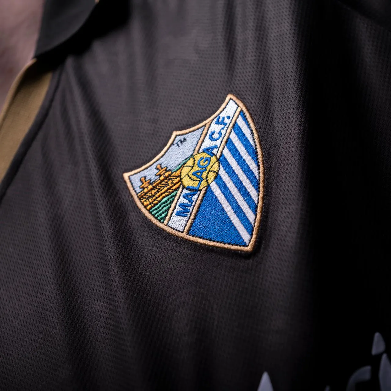 Así es la nueva camiseta 'retro' del Málaga CF: recuerdos de Leeds 1 18 ASI ES LA NUEVA CAMISETA RETRO DEL MALAGA CF