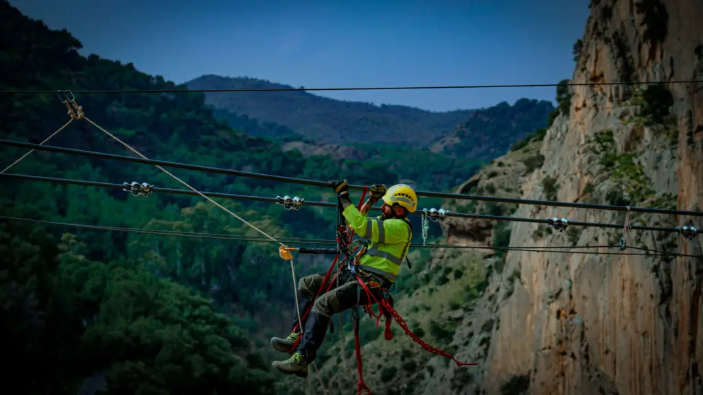 4 - AVANZAN OBRAS DEL CAMINITO DEL REY