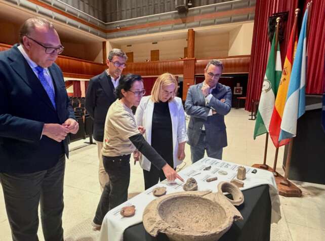 Bernal Mula y Romero atienden las explicaciones de una de las arqueologas del proyecto Ciudad Romana de Suel 1