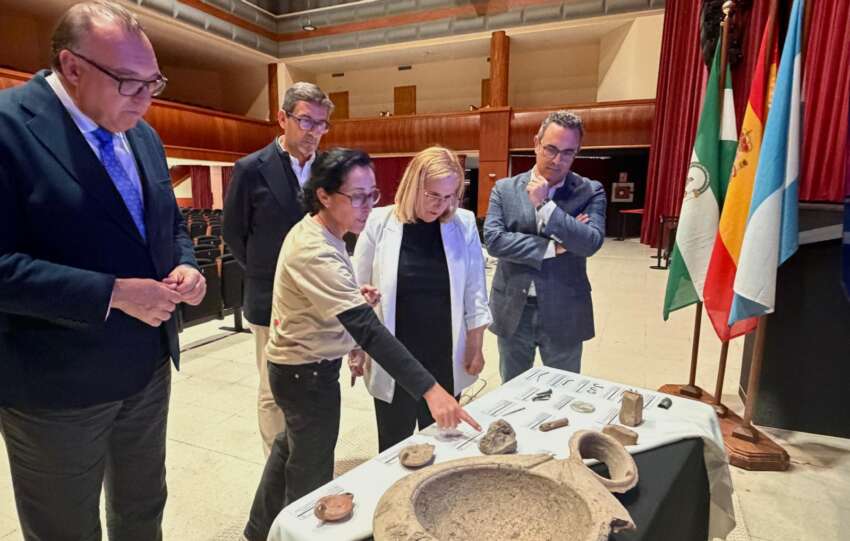 Bernal Mula y Romero atienden las explicaciones de una de las arqueologas del proyecto Ciudad Romana de Suel 1