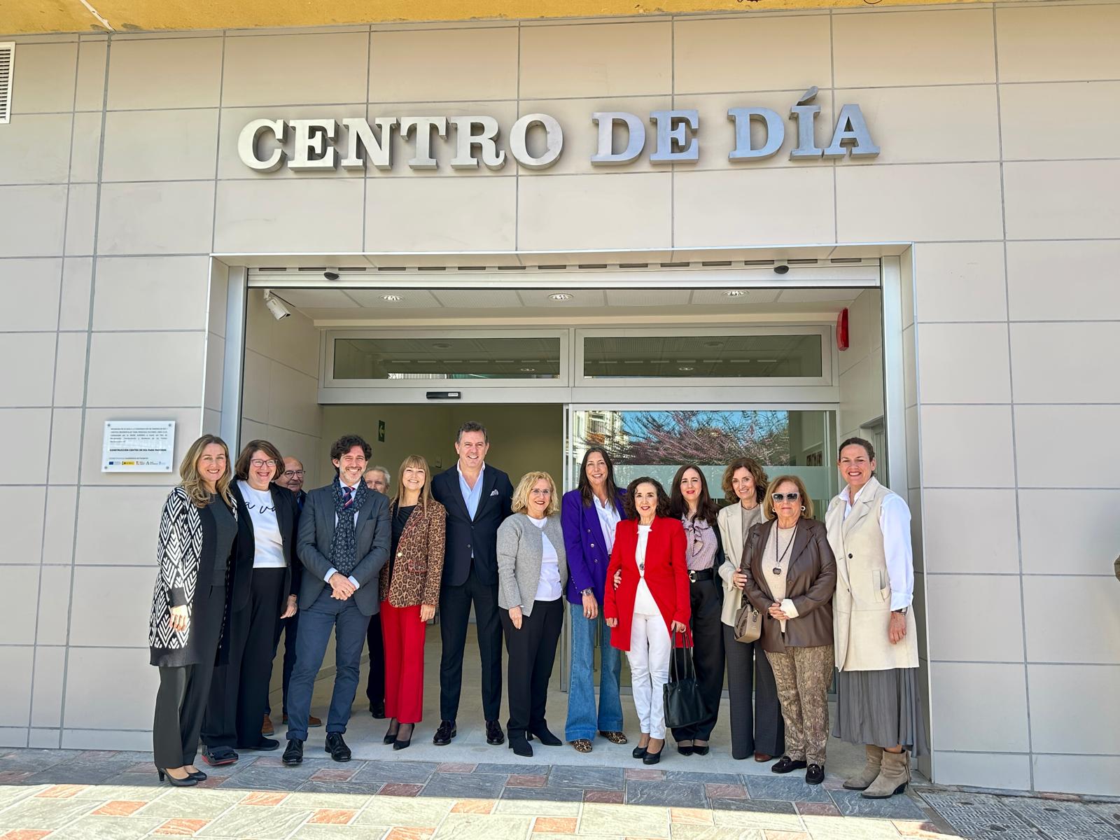 Foto de familia en el Centro de Dia Suel